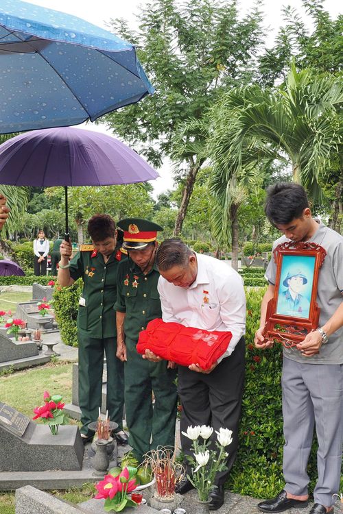  Nghi thức cất bốc, di dời hài cốt liệt sĩ được thực hiện thành kính, trang nghiêm. Ảnh: HOÀNG HÙNG 