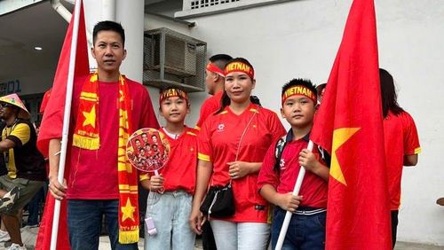 Gia đình kiều bào đang sinh sống tại Malaysia tới sân sớm để cổ vũ cho đội tuyển Việt Nam. ẢNH: TÂM HÀ