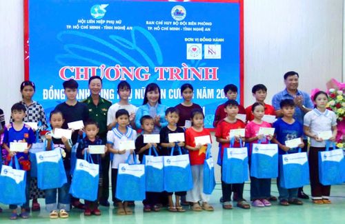 Trao học bổng cho các em học sinh 