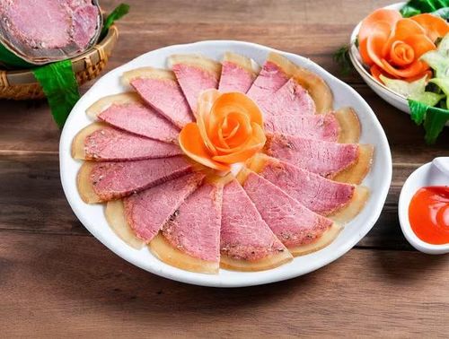 Cuối cùng là giò me (giò bê), món ăn này sử dụng thịt bê non săn chắc, ít mỡ, đem tẩm ướp cùng thảo quả, hạt tiêu và các loại gia vị truyền thống, kết hợp với phần bì xay nhuyễn rồi đem hấp chín. Khi thái mỏng bày ra đĩa, từng miếng giò có màu hồng đẹp mắt, thịt mềm ngọt hòa quyện vị cay nồng của tiêu. (Ảnh: Sưu tầm)