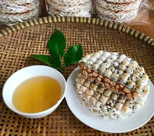 Sự hòa quyện giữa vị ngọt thanh của mạch nha, cay nồng của gừng và độ bùi giòn của đậu phộng tạo nên sức hút đặc biệt. Người địa phương thường thích nhâm nhi kẹo cu đơ cùng một tách trà xanh nóng. Chỉ với vài chục nghìn đồng, bạn đã sở hữu một hộp kẹo đóng gói đẹp mắt để làm quà. (Ảnh: Sưu tầm)