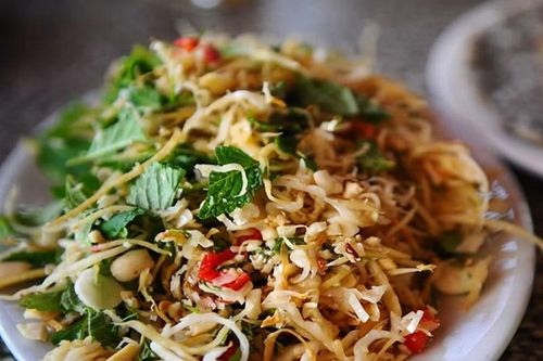 Để làm ra hũ nhút ngon, mít non sau khi thái sợi được trộn muối, nén chặt từ 5-7 ngày rồi vắt ráo. Nhút có thể dùng làm nguyên liệu chế biến nhiều món ngon như canh chua cá lóc, canh lạc, làm nộm hoặc trộn xoài. Mỗi hũ nhút có giá khá bình dân, chỉ trên dưới 50.000 đồng. (Ảnh: Tico Travel)