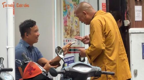 Tuy nhiên, hành vi tiếp theo của người đàn ông mặc y áo như người tu hành này là ra dấu... "đòi tiền" khi các du khách "cắn câu".