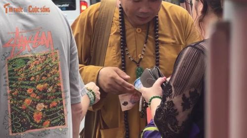 Du khách phải đưa cho đối tượng đúng số tiền người đàn ông muốn.