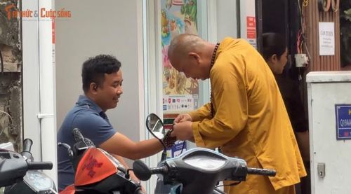 Với nhiều du khách, ban đầu họ không một chút nghi ngờ nghĩ rằng đây chỉ là hình thức "ban phước", thân thiện...