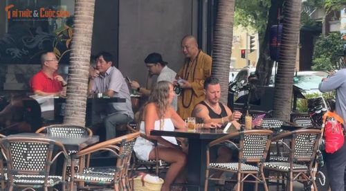 Theo phản ánh của người dân, thời gian gần đây xuất hiện một số người mặc y áo như người tu hành có dấu hiệu dùng chiêu trò "làm tiền" du khách quốc tế tại khu vực các tuyến đường xung quanh chợ Bến Thành (phường Sài Gòn và Bến Thành, TP HCM).