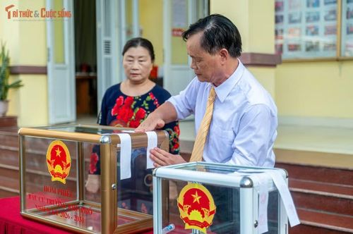 Các cử tri cho biết, ngày bầu cử là ngày hội của người dân Quảng Ninh, trong đó có người dân Khu phố Hồng Hà 3, sau một năm tỉnh thực hiện chính quyền địa phương 2 cấp và sắp xếp lại thôn, bản, khu phố.