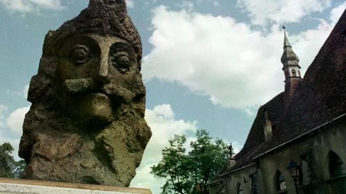 Tượng bán thân Vlad III tại trung tâm Sighişoara, Romania, một trong nhiều địa điểm được cho là nơi vị hoàng tử xứ Wallachia chào đời.