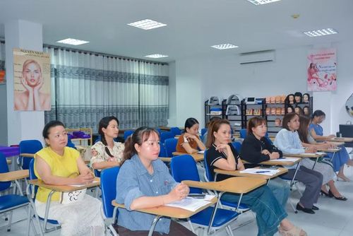 Khai giảng lớp đào tạo ngắn hạn Chăm sóc da tại Trường Cao đẳng Thương mại.