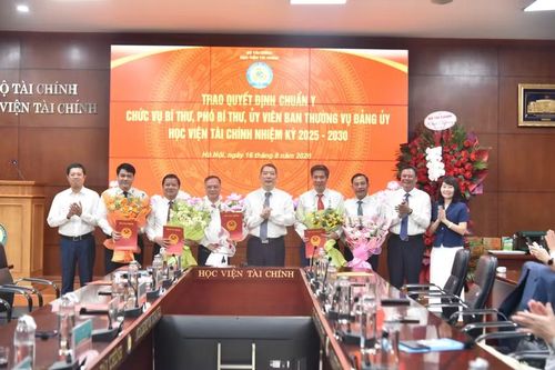 Lãnh đạo Bộ Tài chính trao các quyết định về công tác cán bộ tại Học viện Tài chính.