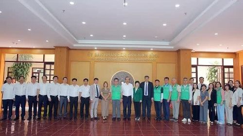 Đoàn công tác Hàn Quốc và lãnh đạo tỉnh Ninh Bình chụp ảnh lưu niệm. (Nguồn: VKBIA)