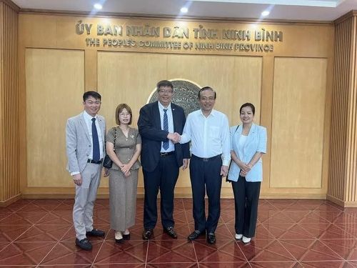 Đại diện lãnh đạo Hiệp hội VKBIA cam kết với lãnh đạo UBND tỉnh Ninh Bình về tăng cường hợp tác với Hàn Quốc. (Nguồn: VKBIA)