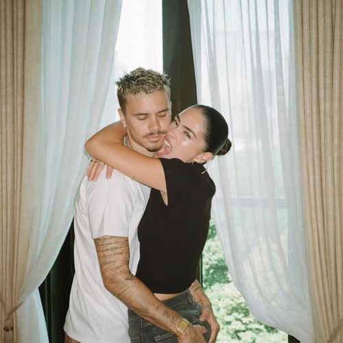 Khoảnh khắc đời thường của Kim và Romeo. Hai người công khai chuyện tình cảm từ tháng 11/2024, khi Romeo đăng loạt ảnh thân mật trên Instagram. Họ chia tay vào khoảng tháng 5/2025 nhưng xuất hiện bên nhau trở lại từ tháng 10 cùng năm.