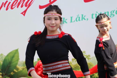 Các thiếu nữ uyển chuyển trong từng động tác múa.