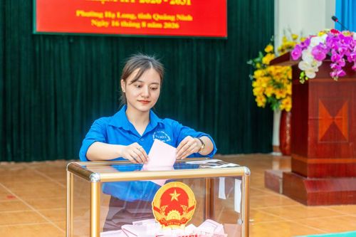 "Tôi mong muốn người trúng cử chức khu trưởng có phẩm chất, uy tín, năng lực và tinh thần trách nhiệm, đáp ứng yêu cầu nhiệm vụ trong tình hình mới, góp phần củng cố hệ thống chính trị ở cơ sở, tăng cường đồng thuận và xây dựng cộng đồng dân cư đoàn kết, phát triển", chị Nguyễn Thùy Dương - đoàn viên phường Hạ Long - chia sẻ.