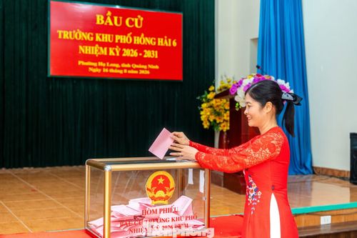 Người dân đi bỏ phiếu tại điểm bầu cử Khu phố Hồng Hải 6, phường Hạ Long.