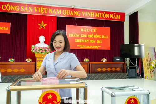 Bà Nguyễn Vũ Thu Hòa - Phó Chủ tịch Ủy ban MTTQ, Chủ tịch Hội Liên hiệp phụ nữ tỉnh Quảng Ninh - đi bầu khu trưởng tại điểm bỏ phiếu Hồng Hà 3.