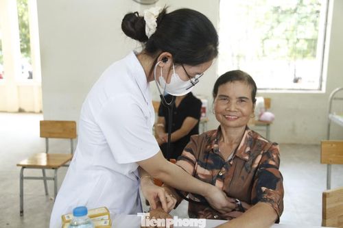  Chương trình khám và tư vấn sức khỏe cho khoảng 500 người dân xã Cẩm Lý. 