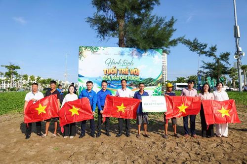 Niềm vui của ngư dân khi đón nhận lá cờ Tổ quốc