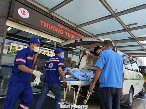 Các nạn nhân được đưa đến Bệnh viện đa khoa 115 Nghệ An cấp cứu.