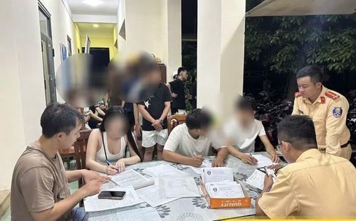 Qua kiểm tra, công an đưa 220 thanh thiếu niên cùng 137 xe mô tô, xe máy liên quan về trụ sở để phân loại, xác minh.