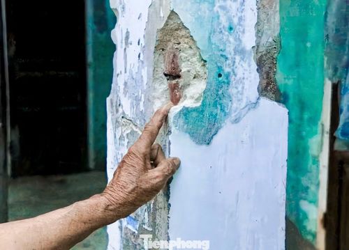 Căn nhà của bà Nguyễn Thị Chừng đã xuống cấp, nhiều trụ bê tông hư hỏng, tiềm ẩn nguy cơ mất an toàn.