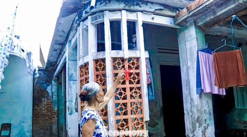Nhiều căn nhà của người dân đã xuống cấp nghiêm trọng. Ảnh: Duy Quốc.
