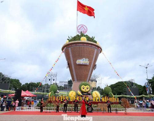 Mô hình Chiếc gùi Sầu riêng lớn nhất Việt Nam có chiều rộng chân đế 16m, cao 18m, kết hợp hình ảnh chiếc gùi truyền thống của đồng bào các dân tộc Tây Nguyên với trái sầu riêng - sản vật đang mang lại sinh kế và mở ra nhiều cơ hội phát triển cho người dân Đắk Lắk.