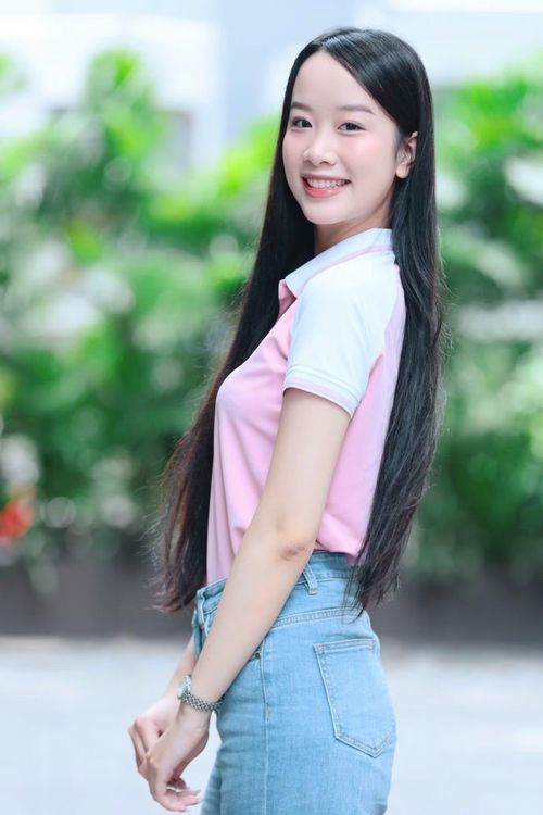 Cao Trần Tú Anh (SBD 723), sinh năm 2004, đến từ Vĩnh Long, cao 1,77 m. Trong những ngày ở nhà chung, cô có thêm cơ hội rèn luyện các kỹ năng cần thiết cho hành trình tại Hoa hậu Việt Nam, đồng thời trải nghiệm cuộc sống tập thể cùng các thí sinh đến từ nhiều vùng miền.
