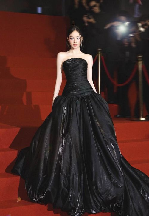 Bờ vai gợi cảm của Thanh Thủy trở thành đề tài bàn tán trên mạng xã hội. Sau khi đăng quang Miss International 2024, hoa hậu người Đà Nẵng ngày càng thăng hạng nhan sắc.