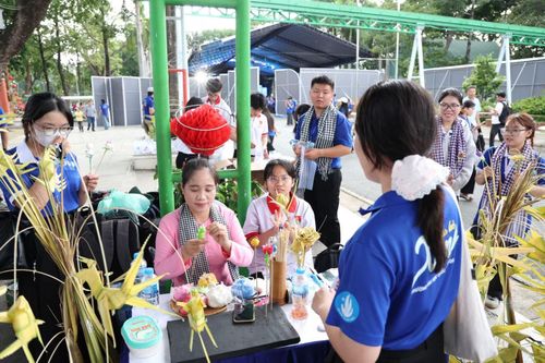 Đến với ngày hội, bạn trẻ hòa mình vào các hoạt động giao lưu, trải nghiệm tại các gian hàng, triển lãm dấu ấn hè tình nguyện, các gian hàng triển lãm, giới thiệu về các quốc gia trong khu vực ASEAN.