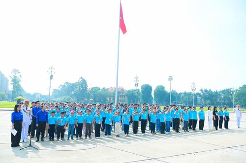 Các em học sinh thực hiện nghi thức chào cờ.