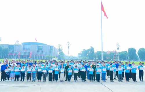 Các đại biểu tặng giấy khen, ghi nhận và biểu dương những thành tích nổi bật của các em học sinh trong học tập và rèn luyện.
