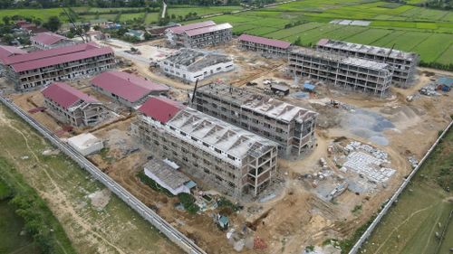 Gần 500 công nhân, cán bộ, chiến sĩ đang ngày đêm bám công trường, đẩy nhanh tiến độ xây dựng trường nội trú.
