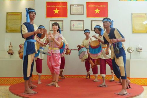 Phòng trưng bày không gian văn hóa - nghệ thuật, nơi giới thiệu các loại hình diễn xướng như múa Rô-băm, sân khấu Dù-kê, dàn nhạc ngũ âm. Nhạc cụ, trang phục và mặt nạ sân khấu được trưng bày trực quan, thu hút đông đảo khách tham quan.