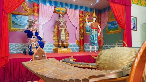 Bảo tàng có diện tích sử dụng hơn 1.700m2, được xây dựng trong khuôn viên rộng khoảng 1ha, nhiều cây xanh tạo không gian thoáng mát quanh năm. Công trình được thiết kế hài hòa giữa kiến trúc truyền thống Khmer và phong cách hiện đại, vừa bảo đảm công năng trưng bày, vừa thể hiện rõ bản sắc văn hóa dân tộc.