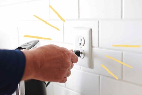 Một số thiết bị nên rút phích cắm ngay sau khi sử dụng để tránh lãng phí điện và nguy cơ cháy nổ. Ảnh: Simply Recipes