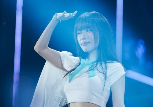 Han Sara tích cực chạy show sau hiệu ứng lan tỏa từ "Em xinh say hi". Giọng ca gốc Hàn nỗ lực tìm kiếm chỗ đứng tại thị trường Việt Nam - nơi cô xem như quê hương thứ 2. 