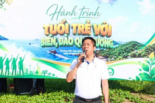 Chủ tịch Hội doanh nhân trẻ Thanh Hóa Nguyễn Văn Tuấn phát biểu tại chương trình