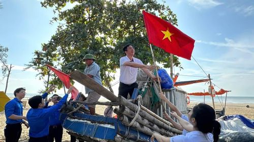 Chương trình cũng trao 300 lá cờ Tổ quốc cho ngư dân phường Sầm Sơn