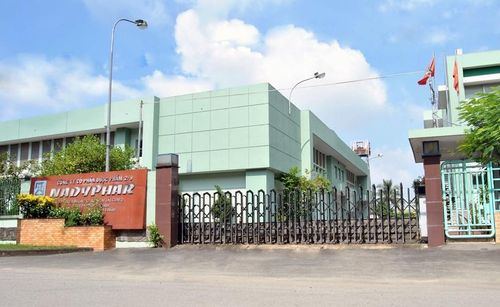 Công ty CP Dược phẩm 2/9 (NADYPHAR, phường Phú Thọ) cũng bị phạt 25 triệu đồng do kê khai không đúng giá bán hoặc không kê khai giá đối với 3 thuốc Loperamid, Ibuprofen 200mg và Acetylcystein.