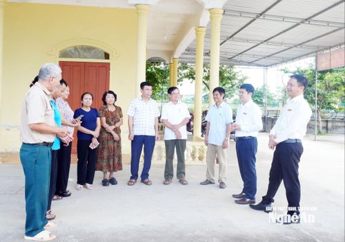 Ông Trình Văn Nhã - Ủy viên BCH Đảng bộ tỉnh, Bí thư Đảng ủy, Chủ tịch HĐND xã Đại Đồng, đại biểu HĐND tỉnh trao đổi với cán bộ thôn Dùng 1. Ảnh: Mai Hương