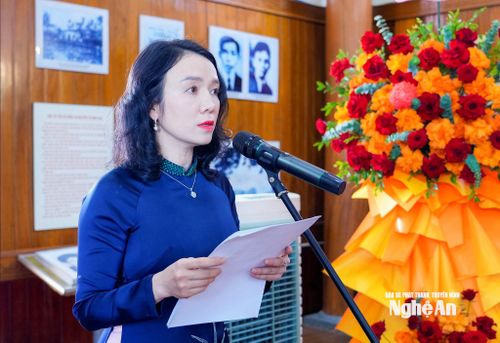 Đồng chí Trần Thị Mỹ Hạnh - Uỷ viên Ban Chấp hành Đảng bộ tỉnh, Giám đốc Sở Văn hóa, Thể thao và Du lịch ôn lại thân thế, cuộc đời và sự nghiệp cách mạng của đồng chí Nguyễn Thị Minh Khai. Ảnh: Phạm Bằng
