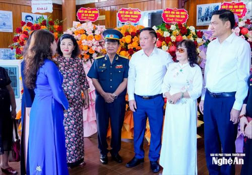 Các đồng chí lãnh đạo tỉnh dự lễ giỗ lần thứ 85 đồng chí Nguyễn Thị Minh Khai. Ảnh: Phạm Bằng