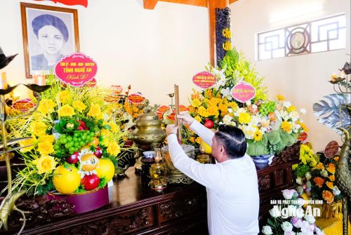 Đồng chí Nguyễn Khắc Thận - Ủy viên Trung ương Đảng, Bí thư Tỉnh ủy, Trưởng đoàn ĐBQH tỉnh dâng hương tưởng niệm đồng chí Nguyễn Thị Minh Khai. Ảnh: Phạm Bằng