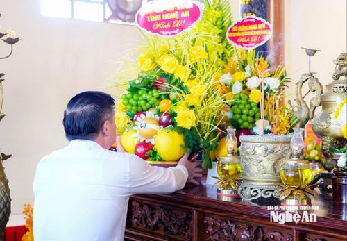 Đồng chí Nguyễn Khắc Thận - Ủy viên Trung ương Đảng, Bí thư Tỉnh ủy, Trưởng đoàn ĐBQH tỉnh dâng lễ. Ảnh: Phạm Bằng