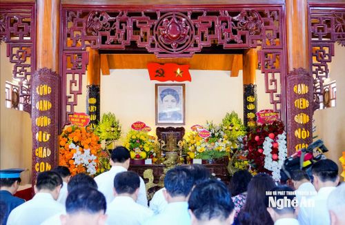 Các đại biểu bày tỏ lòng thành kính và biết ơn sâu sắc đối với công lao to lớn của đồng chí Nguyễn Thị Minh Khai. Ảnh: Phạm Bằng