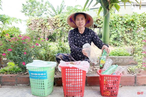 Việc phân loại rác tại nguồn được các hộ dân ở thôn Hoa Thám cùng nhau thực hiện.