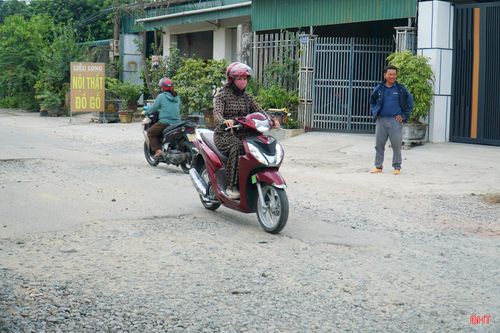 Người dân dùng đất lấp tạm những vị trí hư hỏng để hạn chế nguy hiểm cho người và phương tiện qua lại.