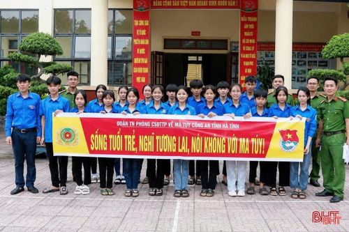 Lực lượng công an Hà Tĩnh nỗ lực tuyên truyền phòng chống ma túy cho học sinh.